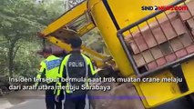 Diduga Sopir Mengantuk, Truk Pengangkut Crane Terguling di Jembatan Suramadu