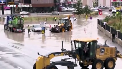 Ankara'da selde mahsur kalan kadının kepçeyle kurtarıldığı anlar kamerada