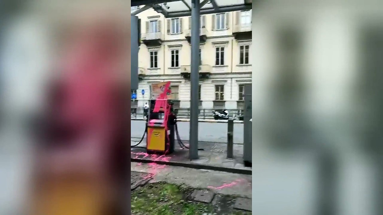 Il corteo pro Palestina occupa la stazione Porta Nuova di Torino