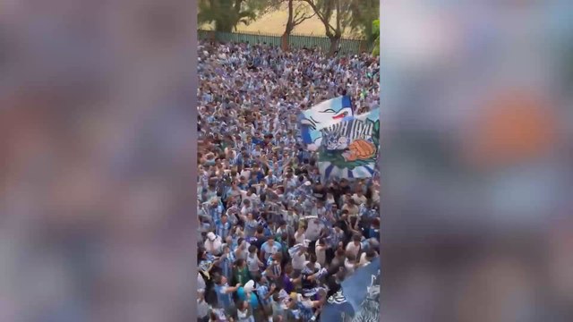 El recibimiento de la afición del Málaga al autobús horas antes del partido ante el Celta B