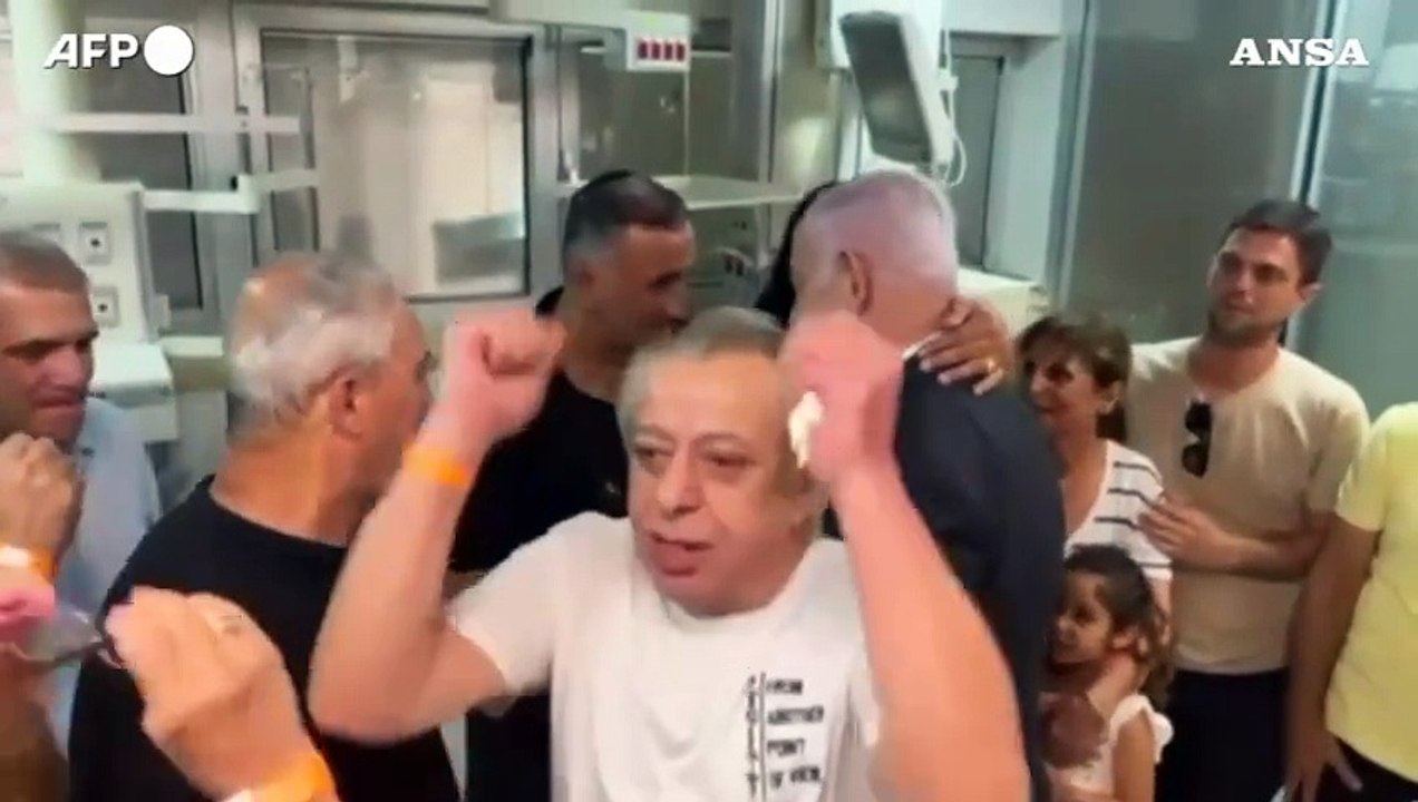 Israele, Netanyahu fa visita ai 4 ostaggi liberati in un ospedale di Tel Aviv