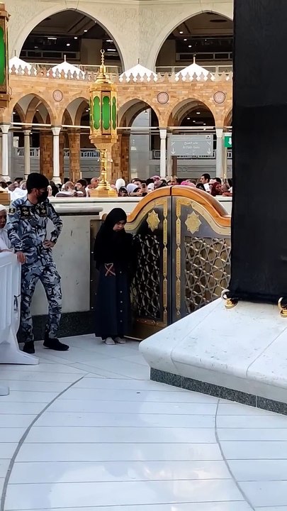 Lucky Child MASHA ALLAH ♥️  MASJID AL HARAM  madina makkah haram mecca peace allahuakbar