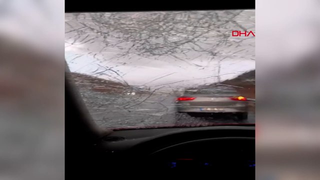 Kayseri'de dolu, araçların camlarını kırdı, üniversite yurdunun çatısı uçtu