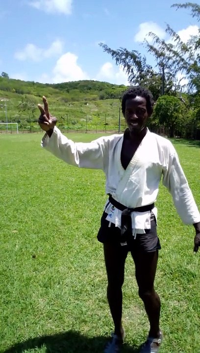 Kathaija wrestling. Séances 9 danser sur 1 jambes.