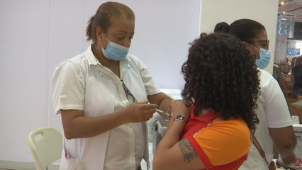 Personas acudieron a vacunarse contra la influenza
