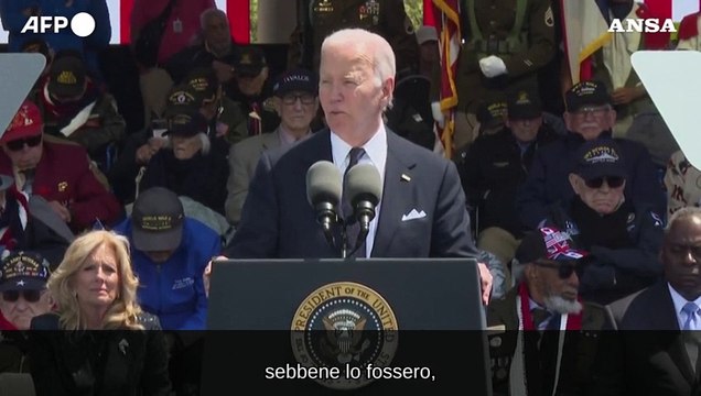 Biden rende omaggio agli eroi del D-Day