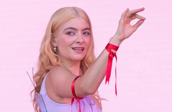 Lorde se deshace en elogios hacia la ‘garra y la gracia’ de Charli XCX