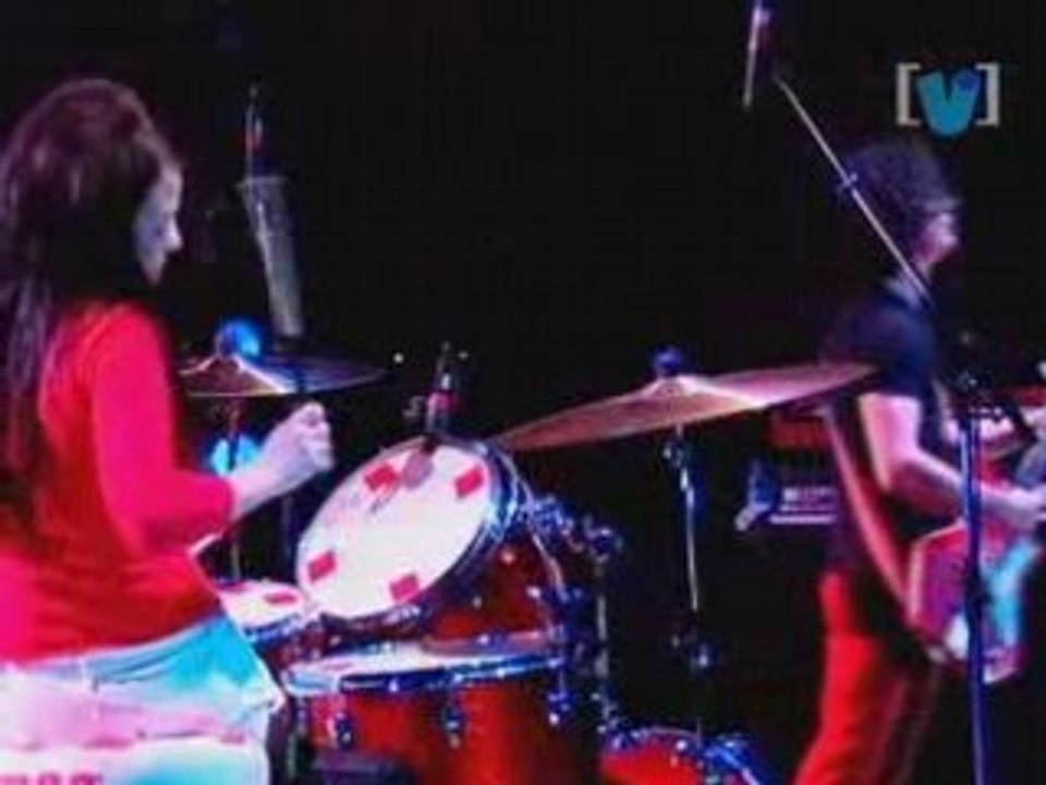 The White Stripes - Hotel yorba (Live Livid Sydney 10.11.03)