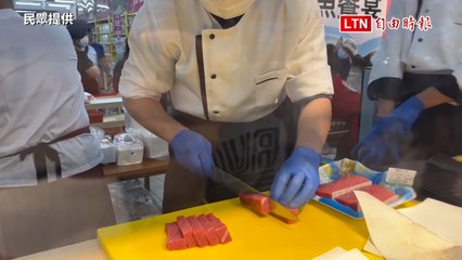 老師傅操刀！ 200公斤東港黑鮪魚彰化家樂福現殺現吃（民眾提供）