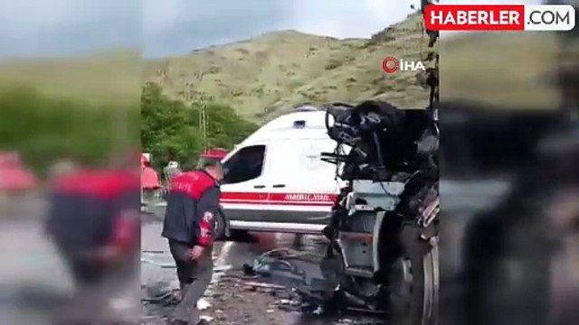 Van-Bitlis karayolunda yolcu otobüsüyle tır çarpıştı! 2 ölü, 30 yaralı