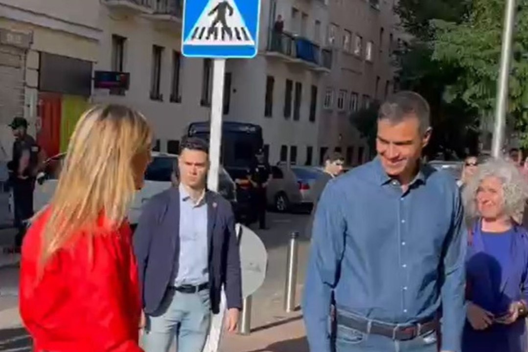 Sánchez blinda el colegio electoral donde vota y se lleva a Begoña Gómez