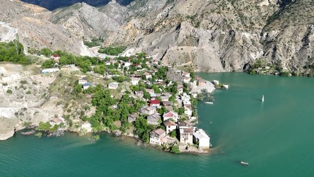 Baraj köyü ikiye böldü: Manzaranın keyfini çıkarıyorlar