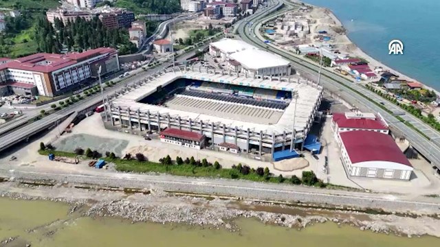 Çaykur Rizespor, stat zeminini iyi bir futbolcu parasına yeniliyor