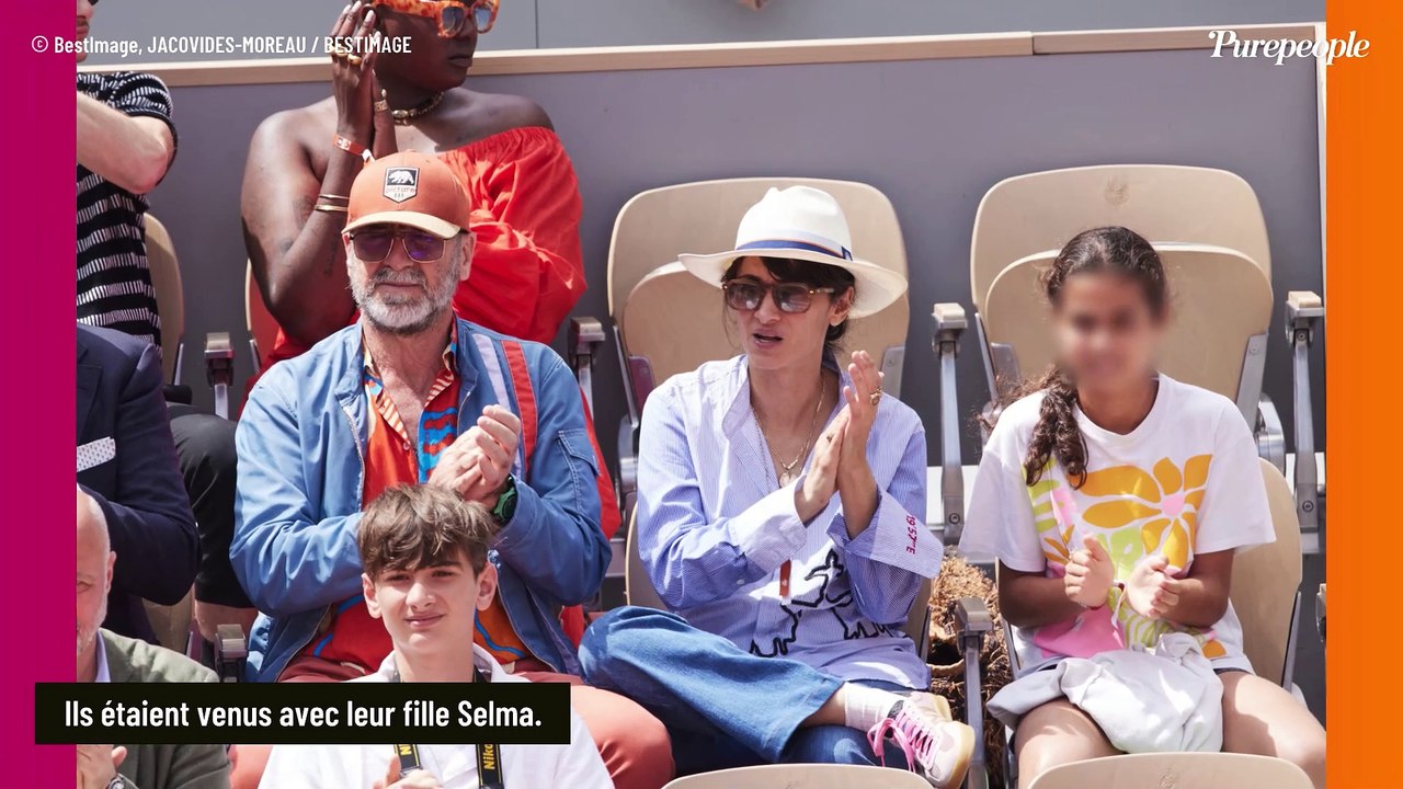PHOTOS Eric Cantona et Rachida Brakni : Caresses sur le torse, regards doux... Ils se font remarquer devant leur fille Selma à Roland-Garros !