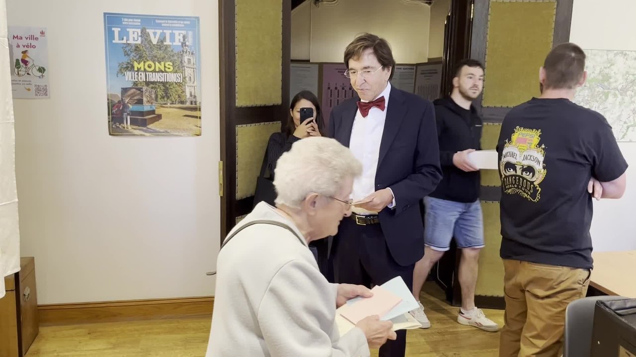 Elio Di Rupo vote à Mons et doit s'y reprendre à deux fois