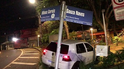 Golf é abandonado após invadir pracinha entre a Souza Naves e a Minas Gerais
