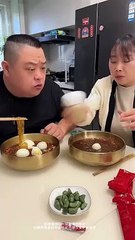 The old man was really greedy, so I secretly ate a chicken and grabbed it directly.