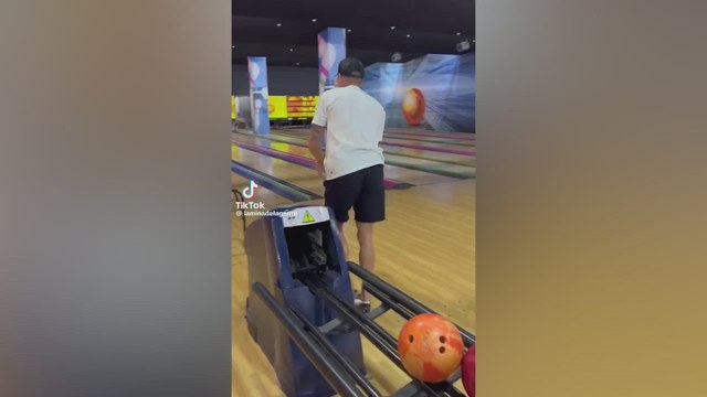 Los momentazo de Valverde y Mina Bonino jugando a los bolos