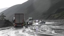 Erzincan-Sivas kara yolu heyelan nedeniyle kapandı