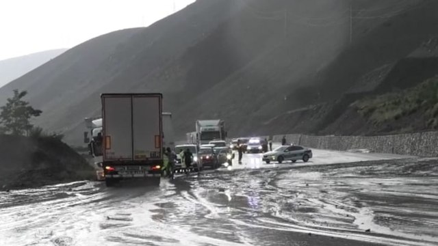 Erzincan-Sivas kara yolu heyelan nedeniyle kapandı