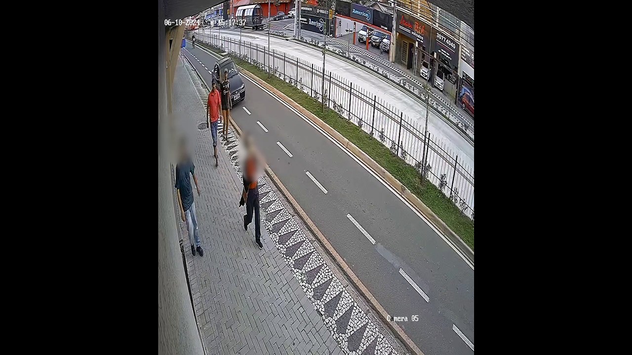 Imagens mostram dupla de assaltantes armada roubando mulheres no Capão Raso; assista