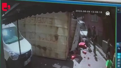 Kontrolden çıkan nakliye kamyoneti eve çarptıktan sonra devrildi