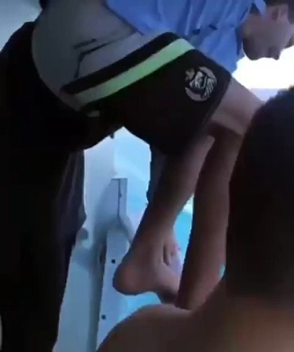 Il saute d'un bateau de croisière