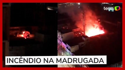 Galpão pega fogo após ser atingido por balão na Zona Oeste de SP
