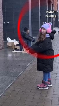 Cet homme sans-abri réalise un geste précieux en pleine rue puis se fait récompenser pour cela