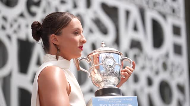 Roland-Garros - Swiatek rayonne avec la coupe Suzanne-Lenglen