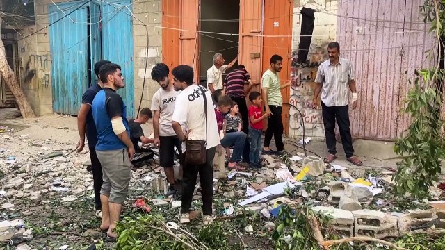 فلسطينيون يتفقدون الدمار في مخيم النصيرات بعد العملية الإسرائيلية