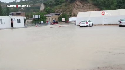 Malatya'da vatandaşların zor anları: Sağanak yolları göle çevirdi