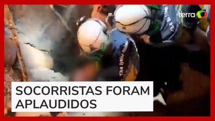 Criança síria é resgatada após passar horas presa em poço