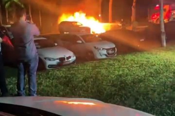 Carro de luxo e SUV pegam fogo durante evento em chácara de Umuarama