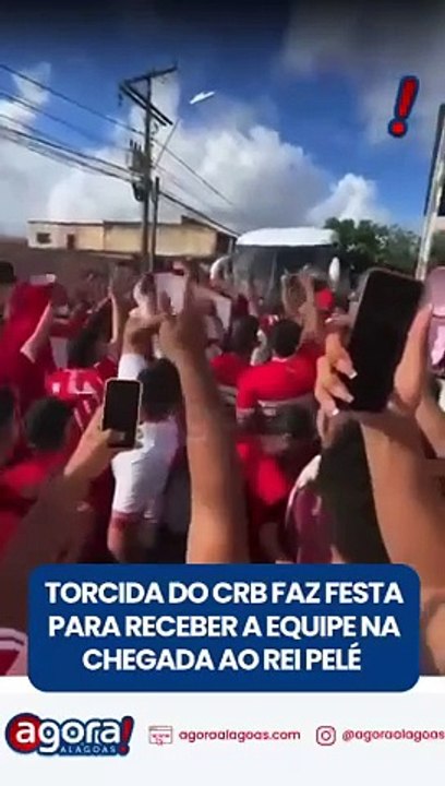 TORCIDA DO CRB FAZ FESTA PARA RECEBER A EQUIPE NA CHEGADA AO REI PELÉ