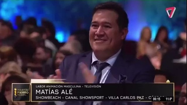 Matias Alé le pide matrimonio a su novia en una premiación