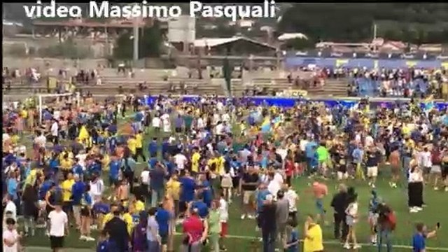 Carrarese in Serie B, la citt? impazzisce di gioia: invasione di campo, poi via ai caroselli per le strade