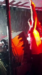 La pioggia a Milano non ferma la festa di Radio Deejay