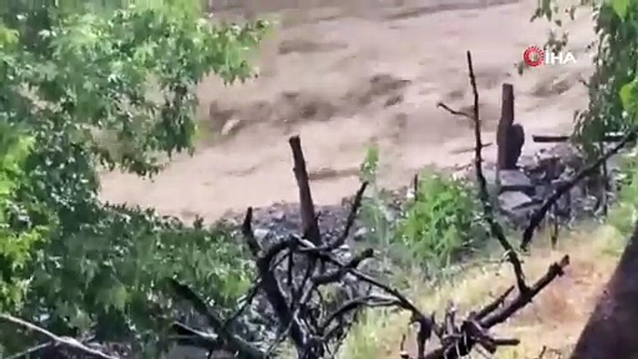 Vatandaş taş yağıyor sandı: Yaz günü dolu sürprizi