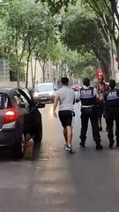 Un héros inattendu à Marseille : Un jeune homme intervient pour aider la police!