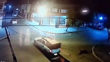 Metán: impactante choque a gran velocidad entre una camioneta y un auto