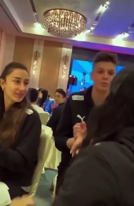 Ebrar Karakurt ile Simge Aköz'den dans şov