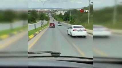 Kilometrelerce geri geri giden otomobil şaşkına çevirdi