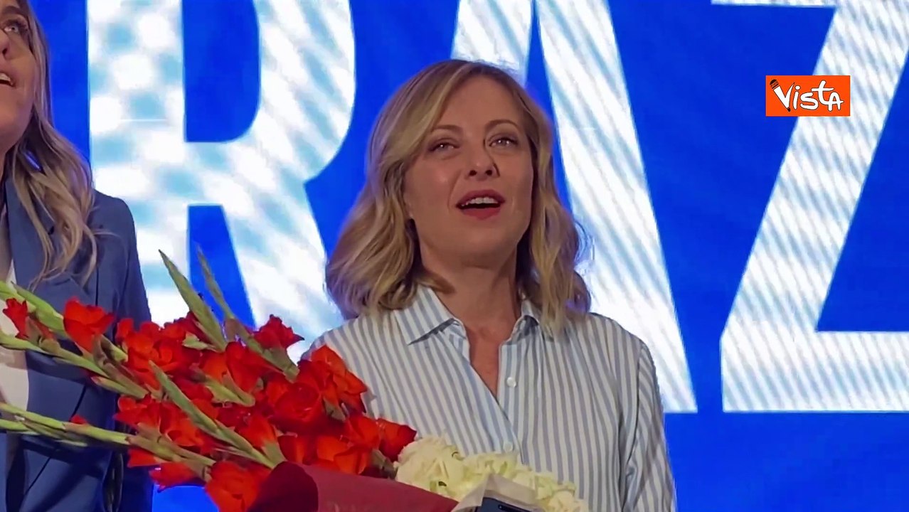 Giorgia Meloni canta emozionata l'inno di Mameli al termine del suo discorso sulle europee