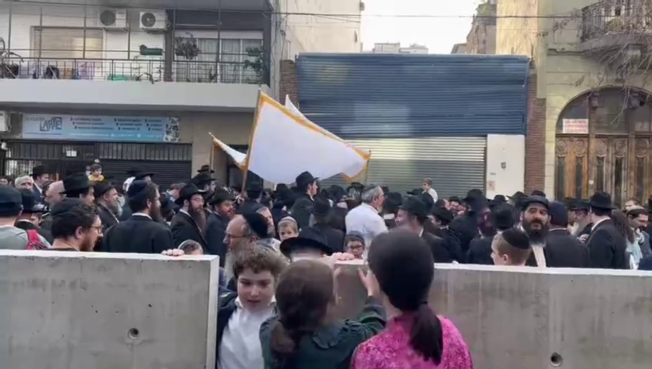 Hajnasat sefer Torá en Oholey Jinuj