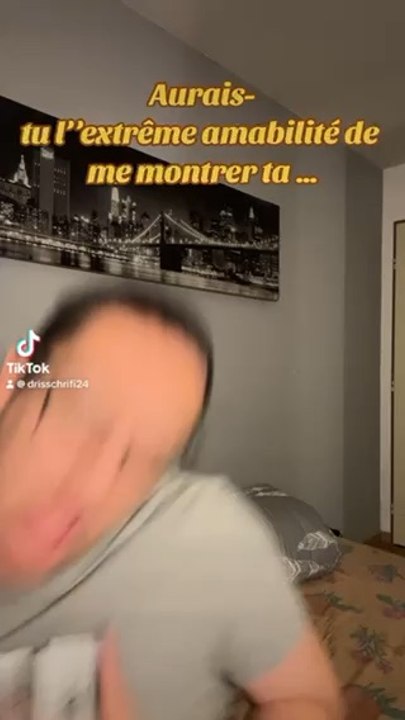 Aurais-tu l’extrême extrême à amabilité de me montrer ta … (acting) 