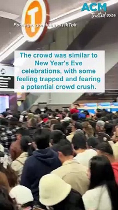 Thousands cram into Circular Quay to watch the Vivid Sydney drone show