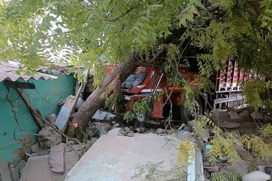 Accident : ओवरटेक करने के चक्कर में तेज रफ्तार ट्रक घुसा मकान में