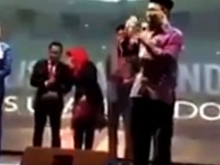Penyerahan sertifikat oleh MUI (majelis ulama i