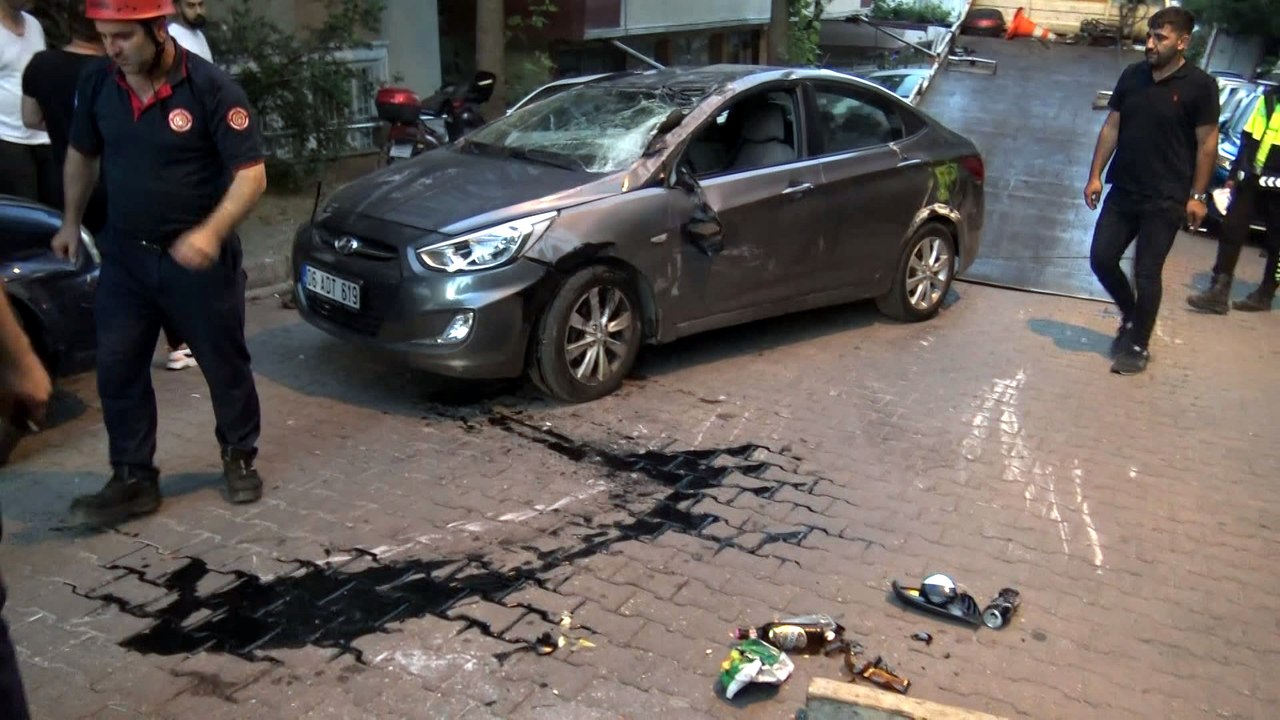 Avcılar’da park halindeki iki otomobile çarpıp ters döndü